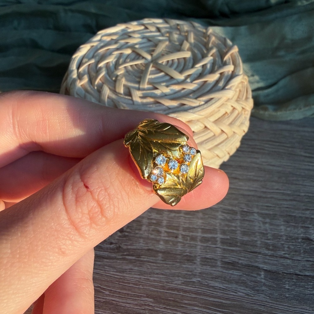 Leaf cubic zirconia ring. Silver gold pleated Size 7
